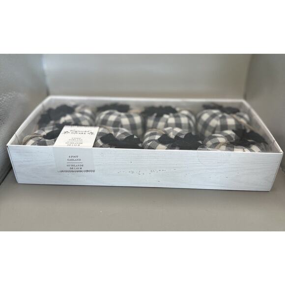 Haymarket Square 6ft Buffalo Check Black White Pumpkin Garland NIB - Picture 3 of 5
